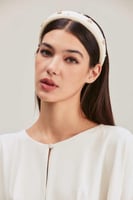 طوق مُبطن مزين بفراشات