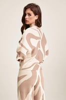 بلوزة محبوكة بنقوش مموجة