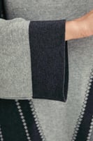 فستان واسع بنقوش هندسية