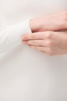 بلوزة بيسك بياقة عالية