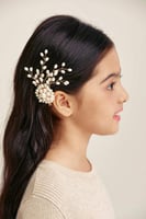 مشبك شعر مزين باللؤلؤ