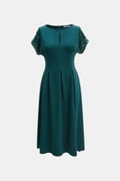 فستان بأكمام مزينة بالترتر