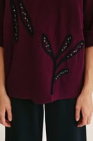 بلوزة مزينة بأحجار لامعة