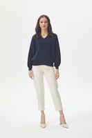 بلوزة بتفاصيل محبوكة