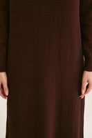 فستان فضفاض بياقة عالية