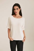 بلوزة واسعة بأكمام قصيرة