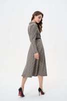 فستان بنقوش هندسية مع حزام