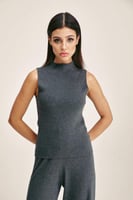 بلوزة محبوكة بلا أكمام