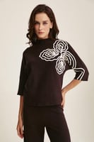 بلوزة محبوكة مزينة بنقوش