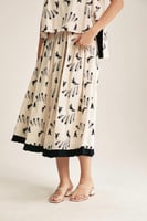 تنورة مُطرزة بكسرات