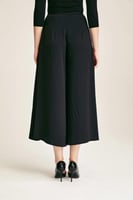 بنطلون ميدي بأرجل واسعة