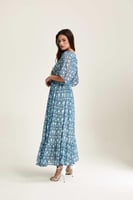 فستان بطبعات هندسية بتفاصيل لامعة