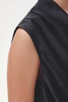 بلوزة بياقة متدلية