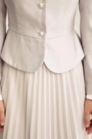 جاكيت مزين بأزرار لامعة