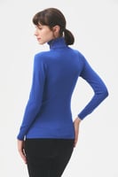 بلوزة بيسك بياقة عالية