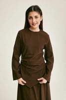 بلوزة درابية مزينة ببروش