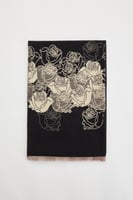 وشاح بنقوش موردة