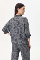 بلوزة مزينة بنقوش