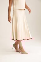 تنورة محبوكة مزينة بنقوش