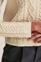 كنزة بتفاصيل بارزة