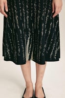 تنورة واسعة بتفاصيل لامعة