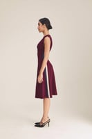 فستان ميدي بلا أكمام