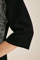 بلوزة بتفاصيل جلد