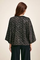 بلوزة مطبعة بقصة واسعة