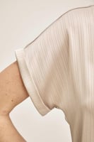 بلوزة بياقة مزينة بربطة