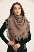 وشاح صوف مزين بالشراشيب