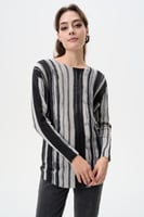 بلوزة بنقوش مخططة