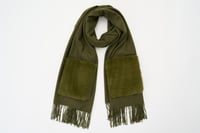 وشاح مزين بجيوب فرو