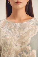 بلوزة واسعة بنقوش موردة