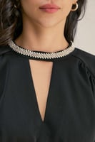 بلوزة بياقة مرصعة بالكريستال