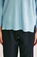 بلوزة واسعة بياقة V