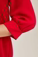 قميص بياقة كشكش وكسرات