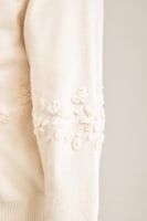 بلوزة محبوكة مطرزة بالورورد