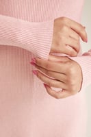 فستان محبوك بكتف مكشوف