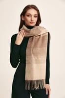 وشاح صوف بشراشيب