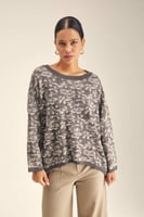 بلوزة موردة بقصة واسعة