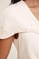 بلوزة بكم واحد مزين بالخرز