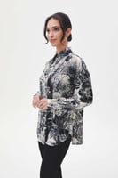 قميص واسع بنقوش موردة