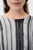 بلوزة بنقوش مخططة