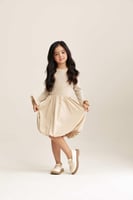 فستان بأساور كشكش