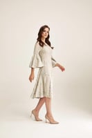 فستان بنقوش وأكمام جرس