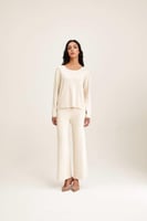 بلوزة بتفاصيل لامعة