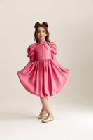 فستان بأكتاف منفوخة