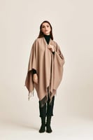 وشاح كتف مزبن بالشراشيب