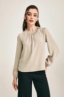 بلوزة بياقة مزينة بسلسلة