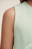 فستان بلا اكمام بوردة بارزة